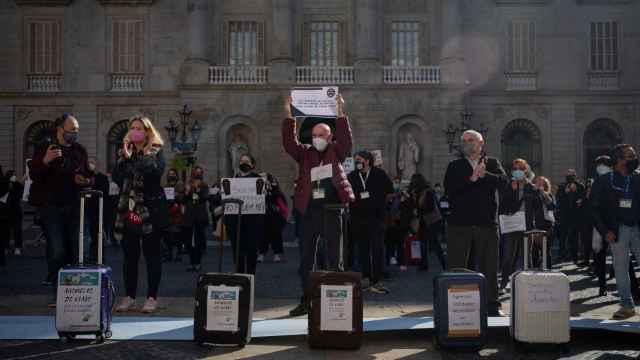 Representantes de agencias de viajes de Cataluña en la plaza Sant Jaume / EUROPA PRESS