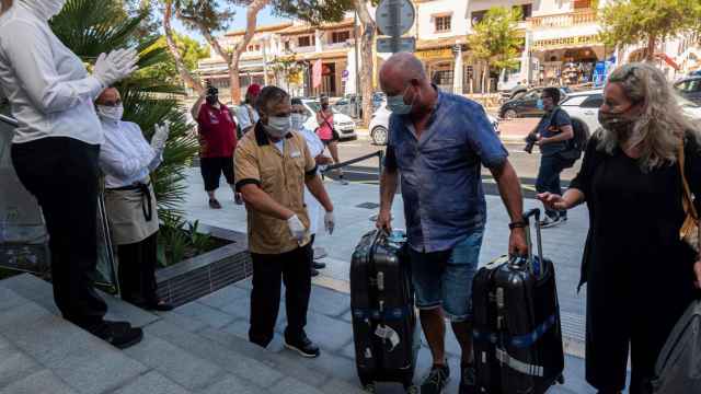 Turistas llegan a una de las residencias hoteleras de Baleares / EFE