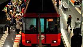Imagen de un convoy del Metro de Barcelona con pasajeros accediendo a los vagones / CG