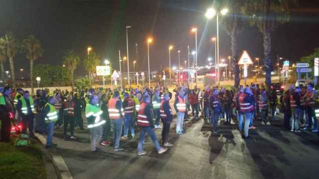 Transportistas en huelga cortan el tráfico en una de las entradas del Puerto de Barcelona / UGT