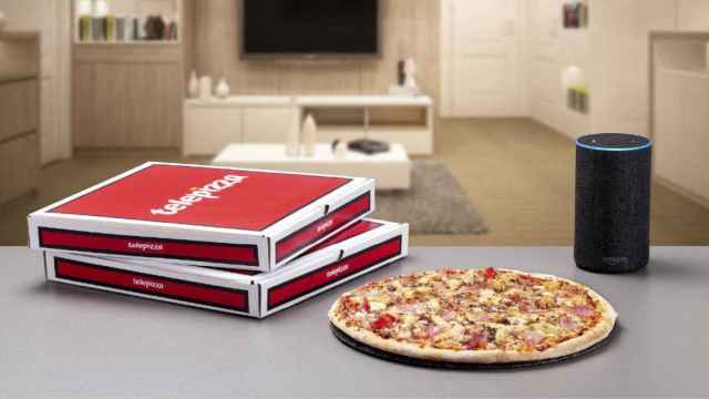 Una imagen de una pizza de Telepizza y un dispositivo de Amazon Alexa / CG