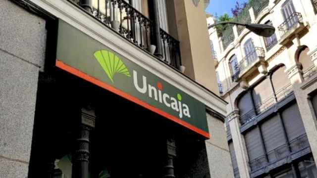 Uno de los cajeros de Unicaja, entidad que absorbe a EspañaDuero, en Madrid / EFE