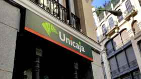 Uno de los cajeros de Unicaja, entidad que absorbe a EspañaDuero, en Madrid / EFE