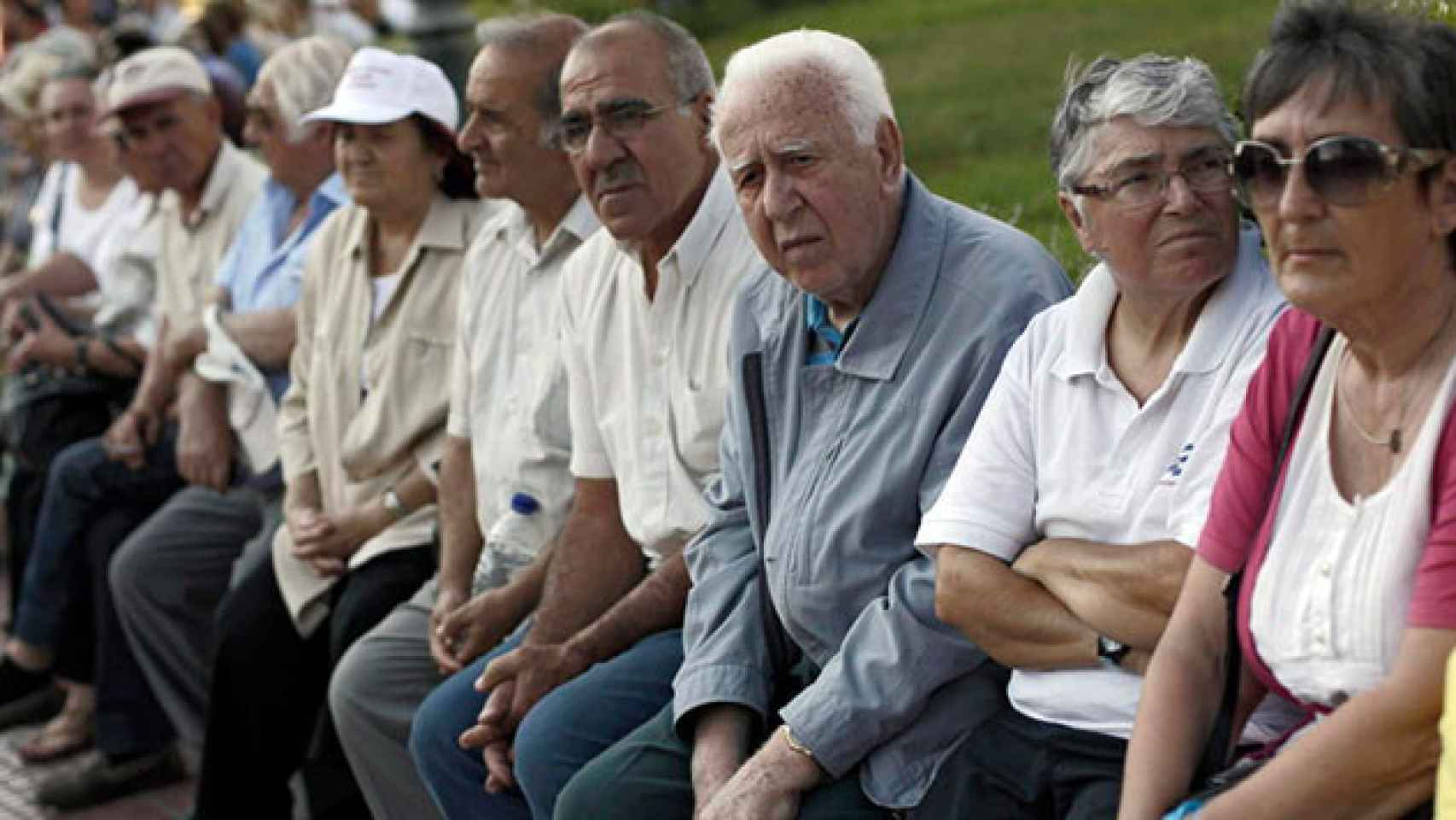 Un grupo de jubilados sentados en un parque, en una imagen de archivo / EFE