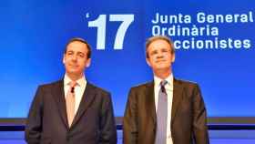 Gonzalo Gortázar (i), consejero delegado de Caixbank, y Jordi Gual (d), presidente de la entidad, en la junta general de accionistas de 2017 / CG