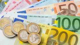 Imagen de billetes y monedas de euro, de dinero en efectivo.
