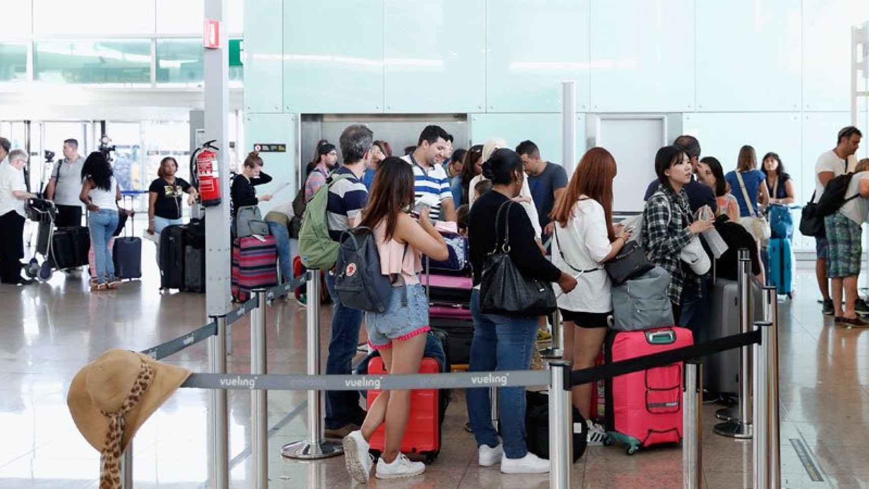 Cola de pasajeros ante el mostrador de reclamaciones de Vueling en el aeropuerto de El Prat de Barcelona esta semana.