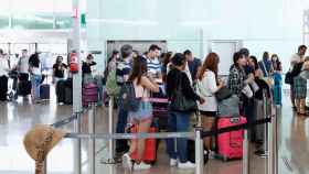 Cola de pasajeros ante el mostrador de reclamaciones de Vueling en el aeropuerto de El Prat de Barcelona esta semana.
