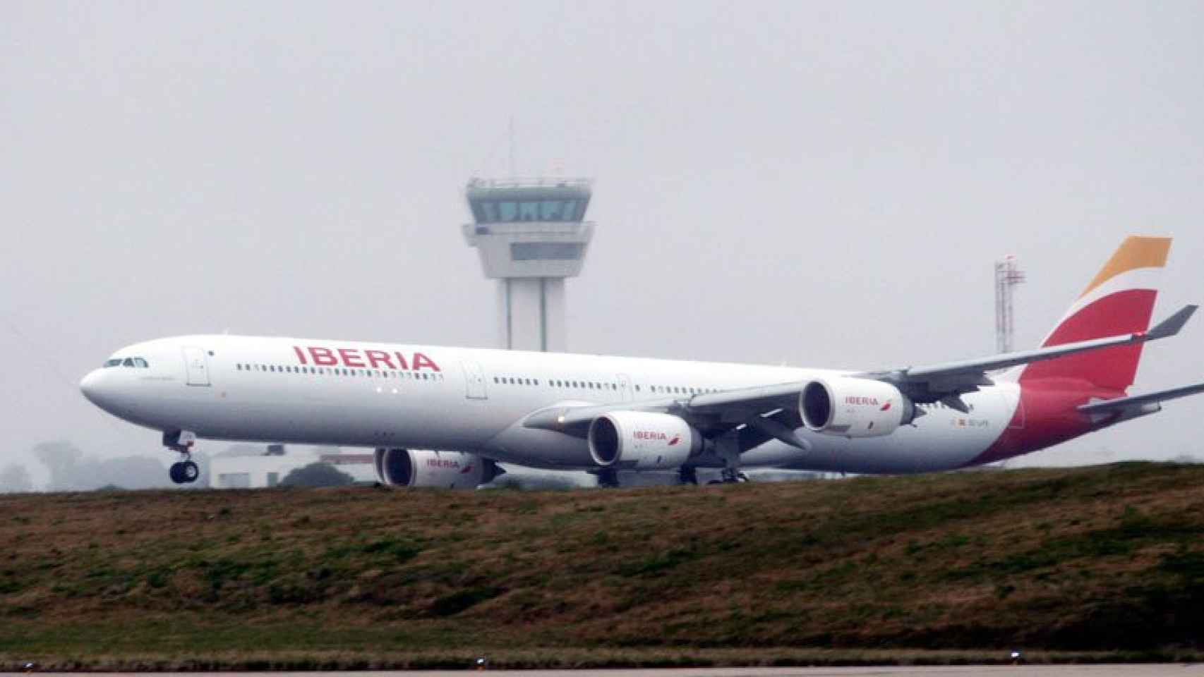 Imagen de una aeronave de Iberia, que pertenece al grupo británico IAG.