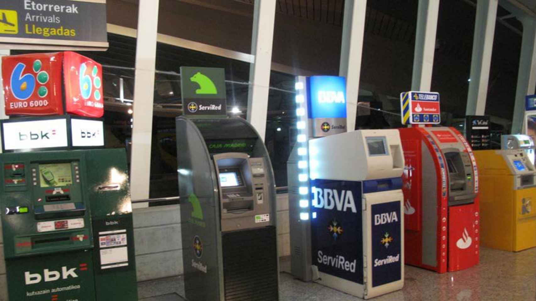 Cajeros automáticos alineados en las instalaciones del aeropuerto de Bilbao