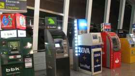 Cajeros automáticos alineados en las instalaciones del aeropuerto de Bilbao