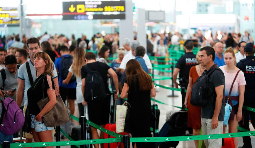 Imagen de los filtros de seguridad del aeropuerto de El Prat en plena huelga de vigilantes / EFE