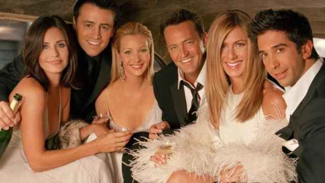 Jennifer Aniston y David Schwimmer, junto al resto de sus compañeros, en la imagen promocional de 'Friends' /EP