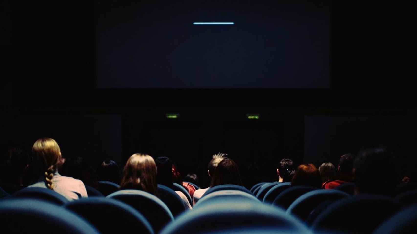 Espectadores en un cine / Erik Witsoe en UNSPLASH