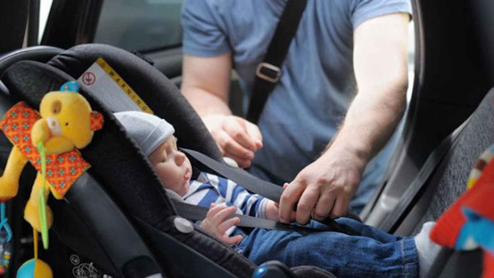 Una foto de archivo de un bebé en un coche
