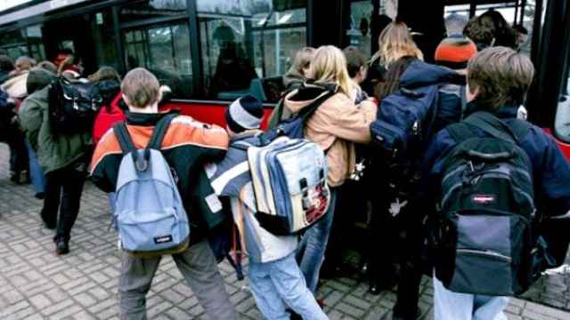 Unos niños que entran en un autobús de transporte escolar / EFE