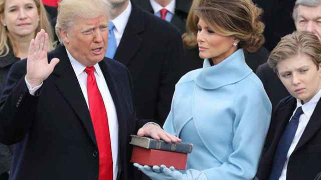 Donald Trump promete el cargo de presidente de Estados Unidos junto a su esposa, Melania Trump / EFE
