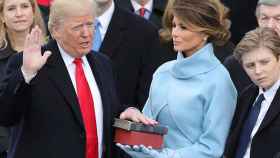 Donald Trump promete el cargo de presidente de Estados Unidos junto a su esposa, Melania Trump / EFE