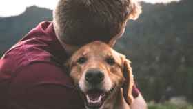 Un joven abrazando a su mascota / Eric Ward en UNSPLASH