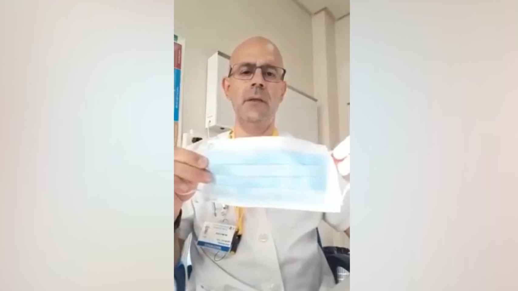 Un profesional sanitario explica en un vídeo cómo evitar que se empañen las gafas usando mascarilla / CG