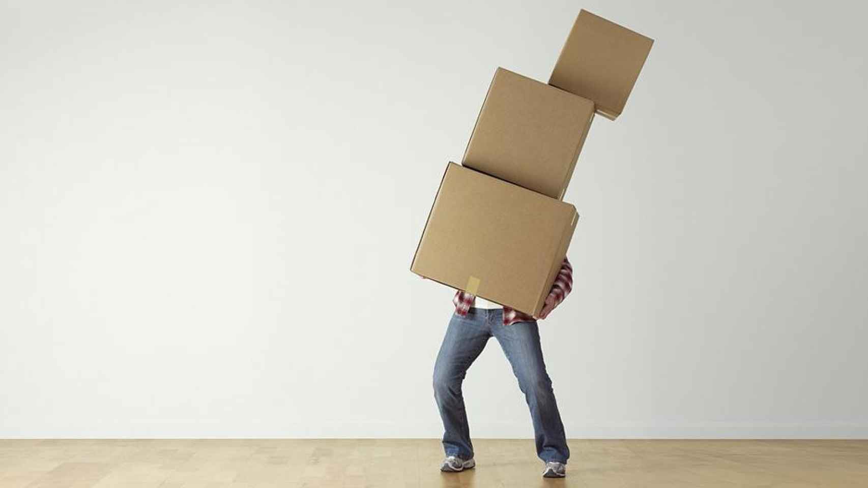 Hombre con cajas llenas de productos comprados 'online' para devoluciones / PIXABAY