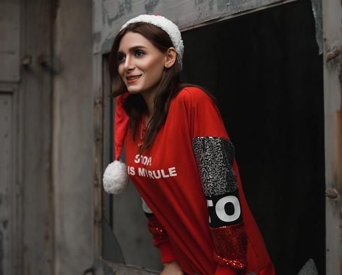 Mujer ataviada con prendas navideñas / sobhan joodi EN PEXELS