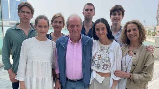 El rey Juan Carlos I junto a las infantas Cristina y Elena y sus nietos, Irene, Juan Valentín, Pablo y Miguel Urgandarin, y Victoria Federica / EP
