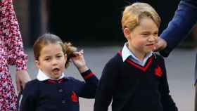 Los hijos de los Duques de Cambridge, George y Charlotte, podrían ser víctimas del coronavirus / AGENCIAS