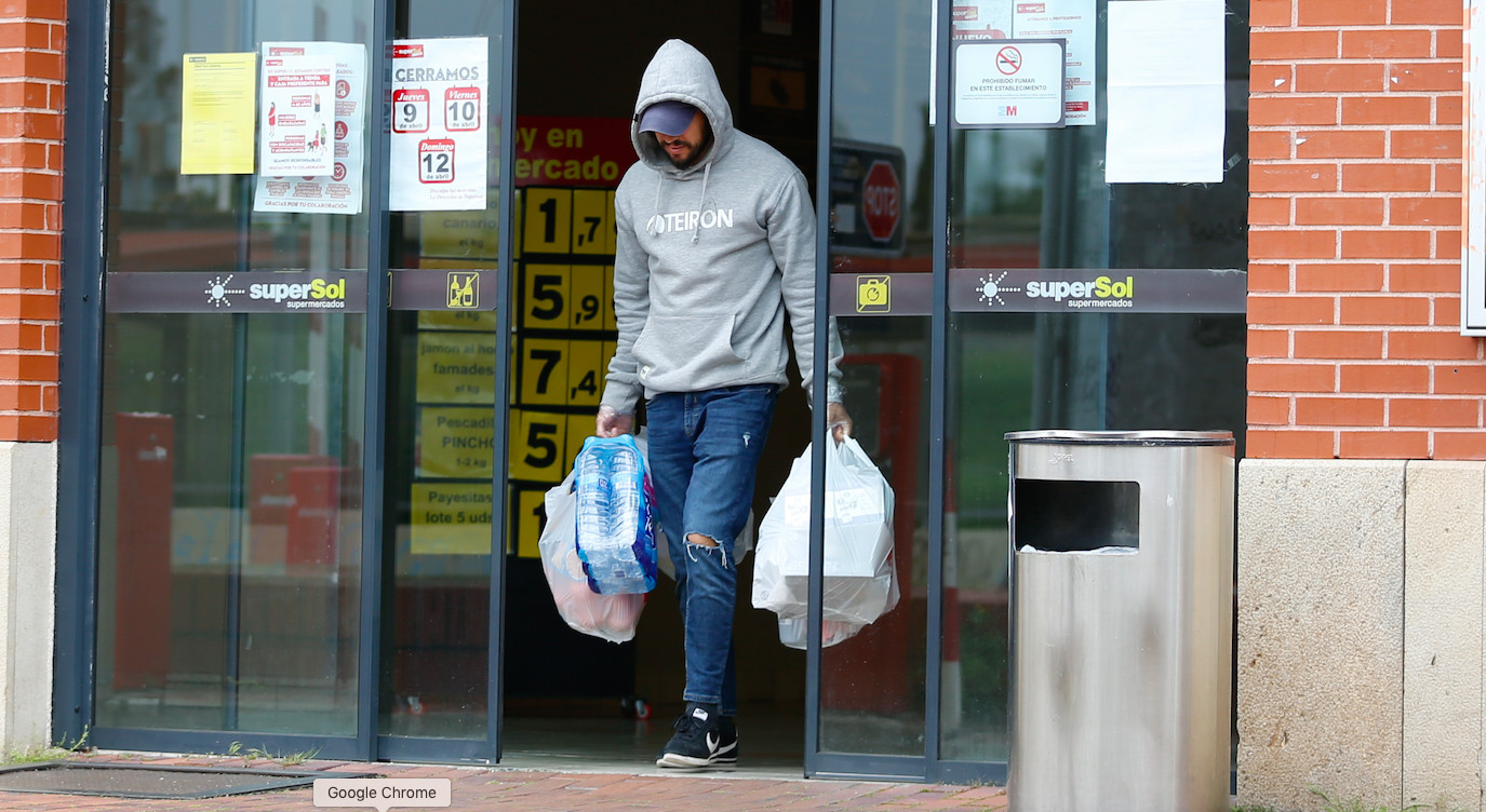 Mario Casas saliendo del supermercado de hacer a compra durante la crisis del coronavirus / AGENCIAS