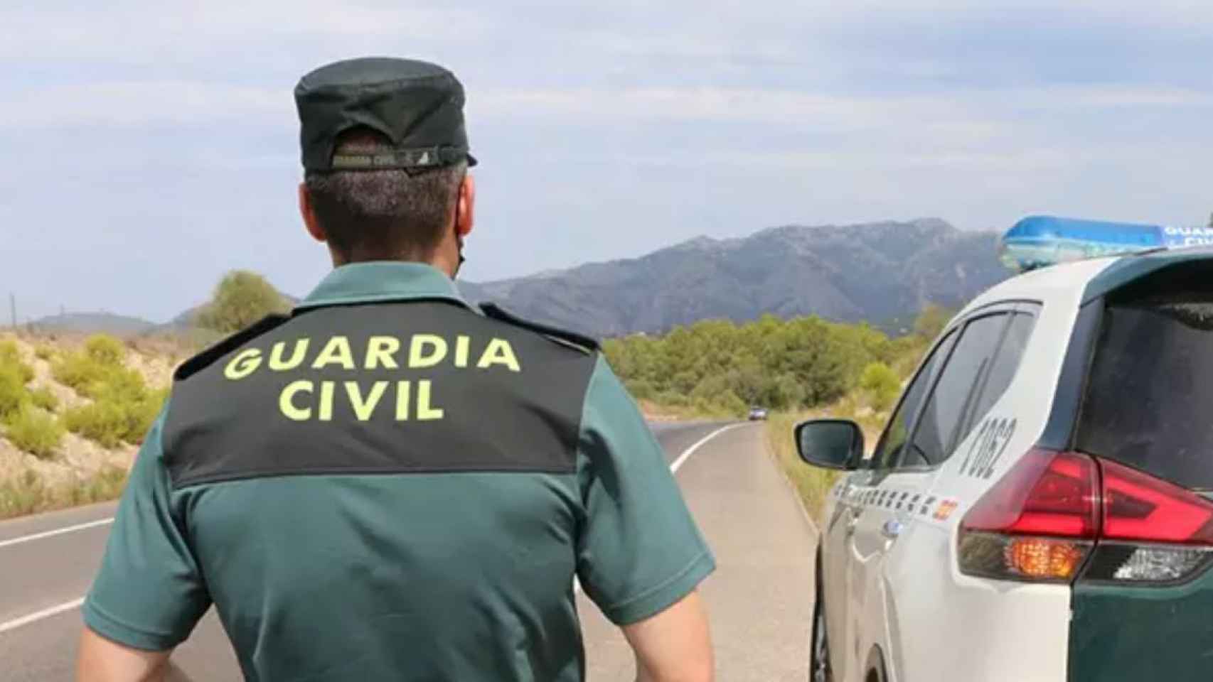 Un agente de la Guardia Civil junto a un vehículo en una carretera / EP