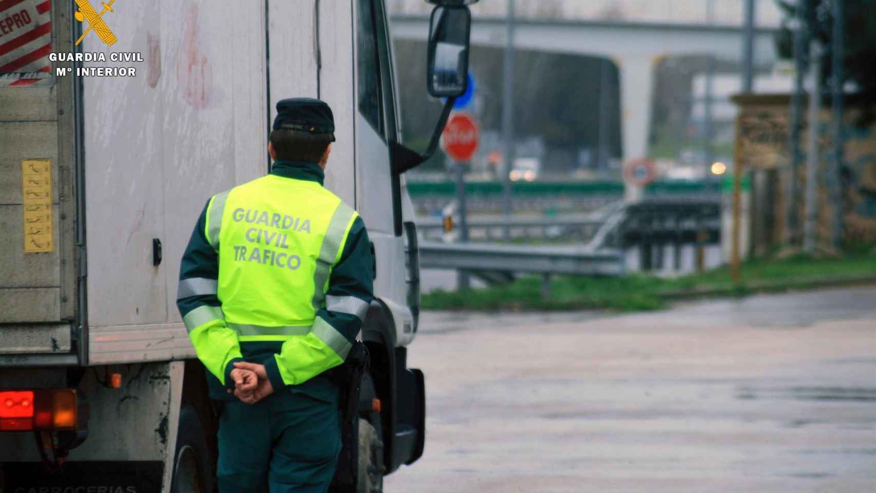 El camión que conducía el camionero, retenido por la Guardia Civil / EP