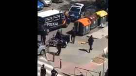 Un hombre ataca con dos espadas un furgón policial / TWITTER