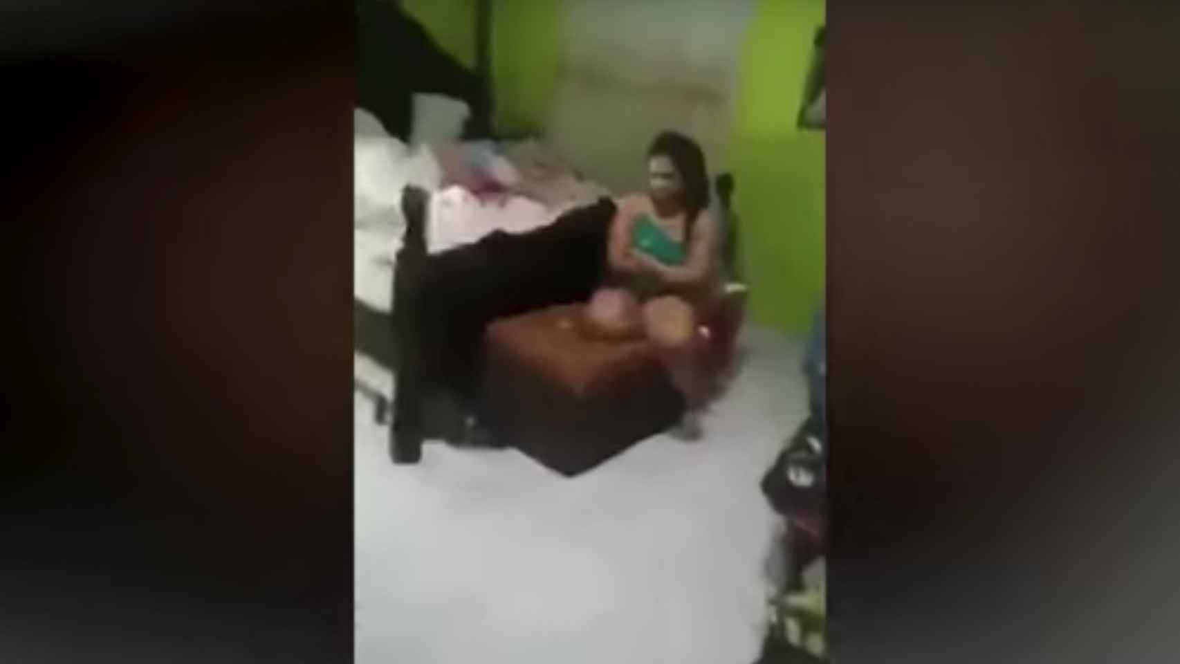 Pilla a su marido con su sobrina en la cama y los graba (y el vídeo se hace viral)