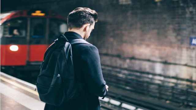 Una foto ilustrativa de un joven en el metro de Nueva York