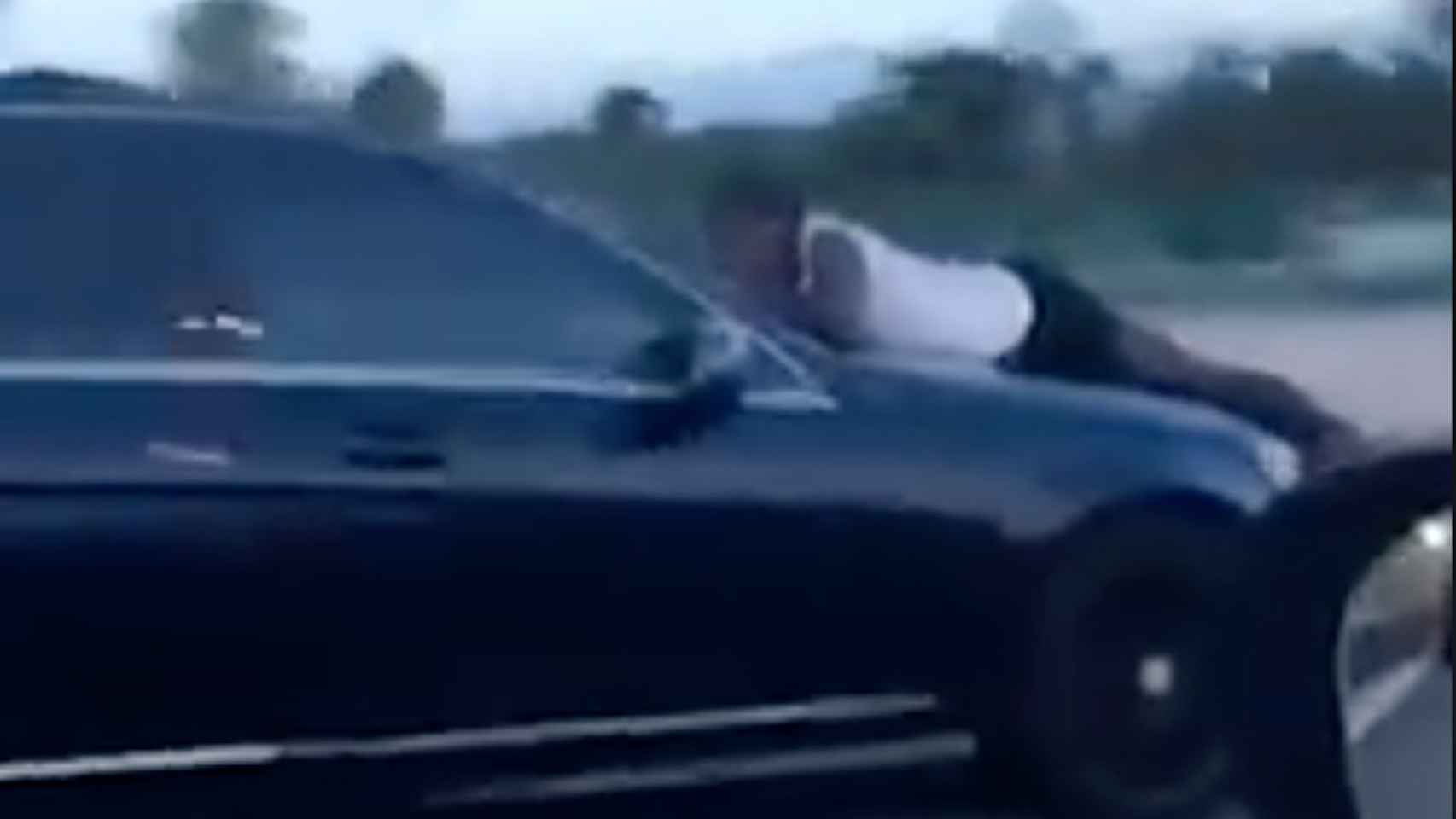 Una foto del hombre sobre el capó del coche