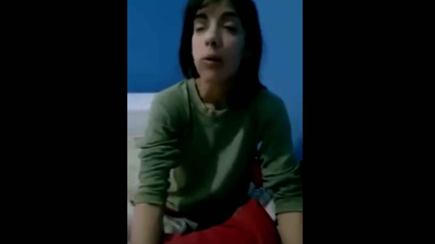 Una foto de la joven atada a la cama por su adicción a la cocaína / Youtube