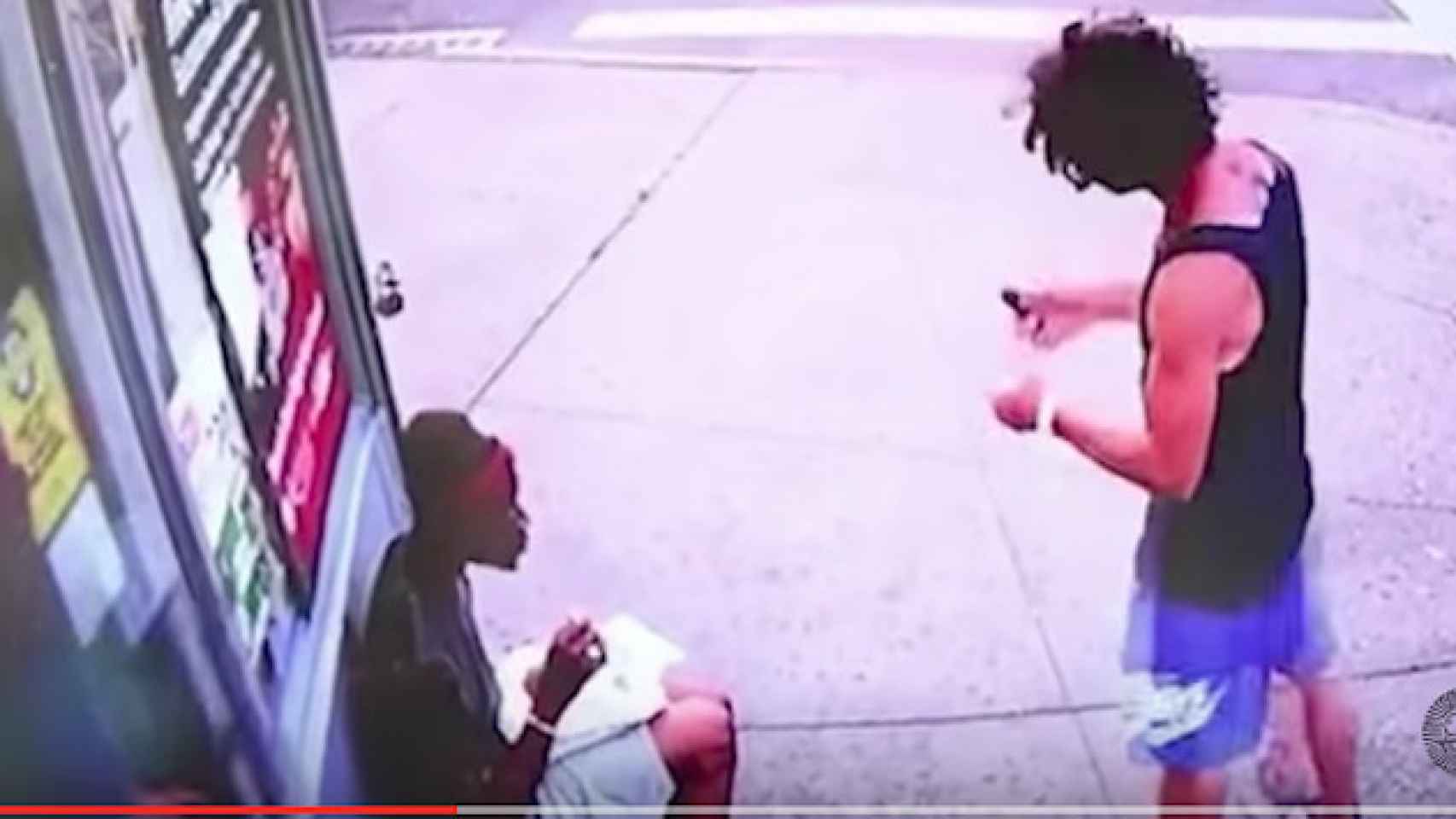 El agresor antes de agredir a un hombre sentado en la calle