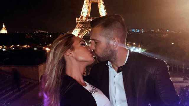 El futbolista del Barça Jordi Alba y su pareja, Romarey Ventura, ante la Torre Eiffel / INSTAGRAM