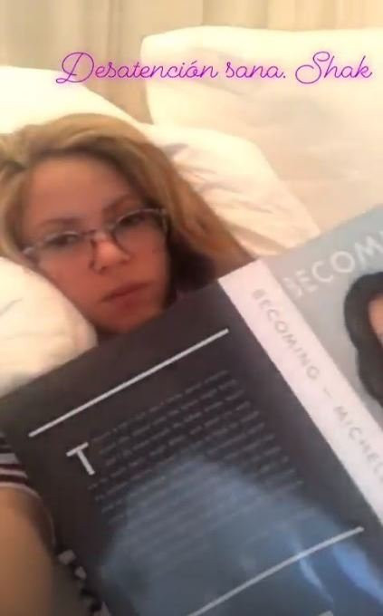 Shakira lee el libro de Michelle Obama / INSTAGRAM