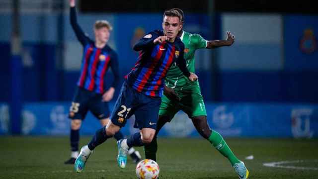 Álex Carbonell, del Barça B, disputa el balón contra un jugador del Cornellà / FCB