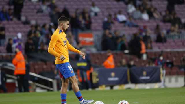 Ferran Torres, durante un calentamiento en el Camp Nou / EFE