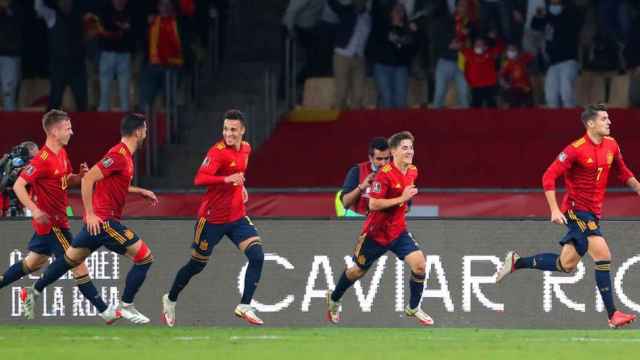 La selección española, celebrando su clasificación al Mundial de Qatar 2022 / EFE