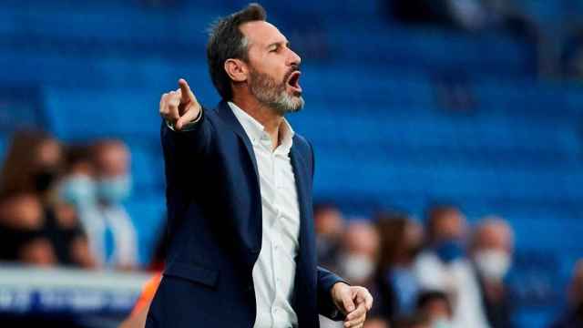 Vicente Moreno da instrucciones a los jugadores del Espanyol en un partido de Liga / EFE