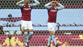Los jugadores del Aston Villa, lamentando una acción | EFE