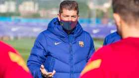 Franc Artiga dirigiendo un entrenamiento del Juvenil A del Barça / FC Barcelona