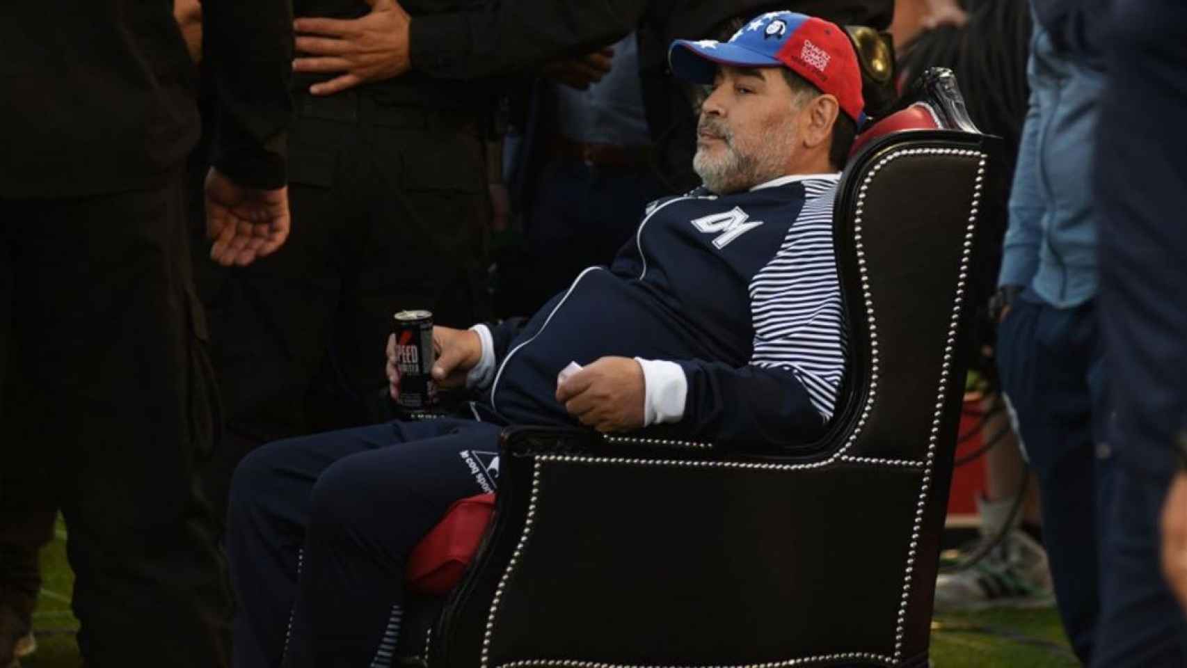 Maradona sentado en el trono que le preparó Newell's en su regreso a Rosario. / EFE