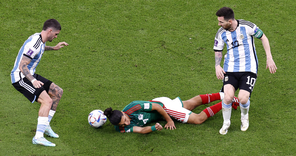 Rodrigo de Paul y Lionel Messi disputan el balón contra Gutiérrez / EFE