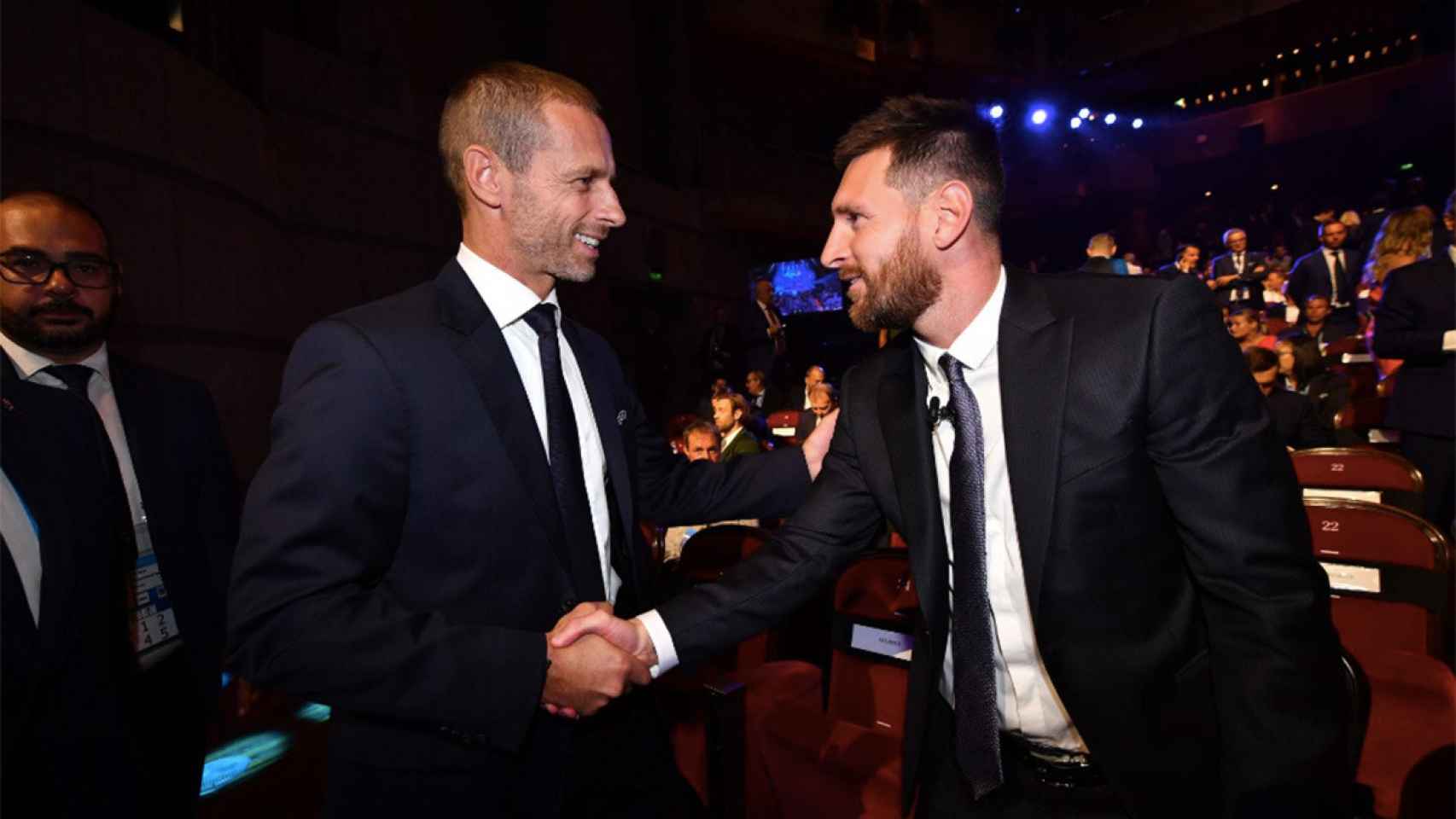 Leo Messi, saludándose con Aleksander Ceferin en una entrega de premios / REDES