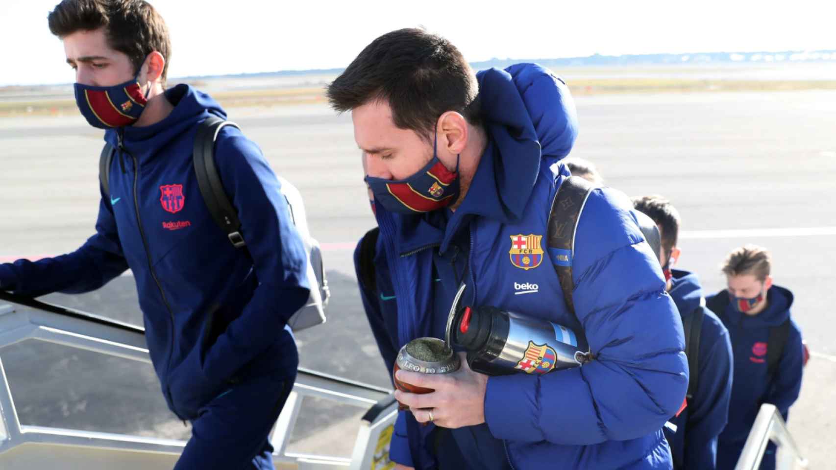 Leo Messi viajando con el Barça / FC Barcelona
