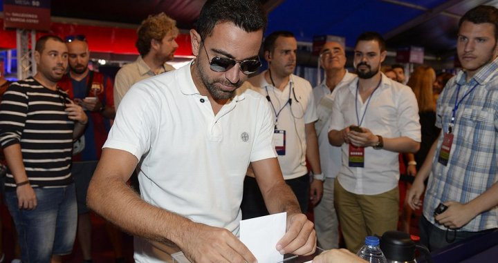Xavi, votando en unas elecciones a la presidencia del Barça | EFE